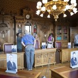 Dans la salle du Conseil fédéral, les curieux ont pu découvrir les places attribuées à chaque membre du gouvernement ainsi qu'au chancelier et au vice-chancelier de la Confédération.